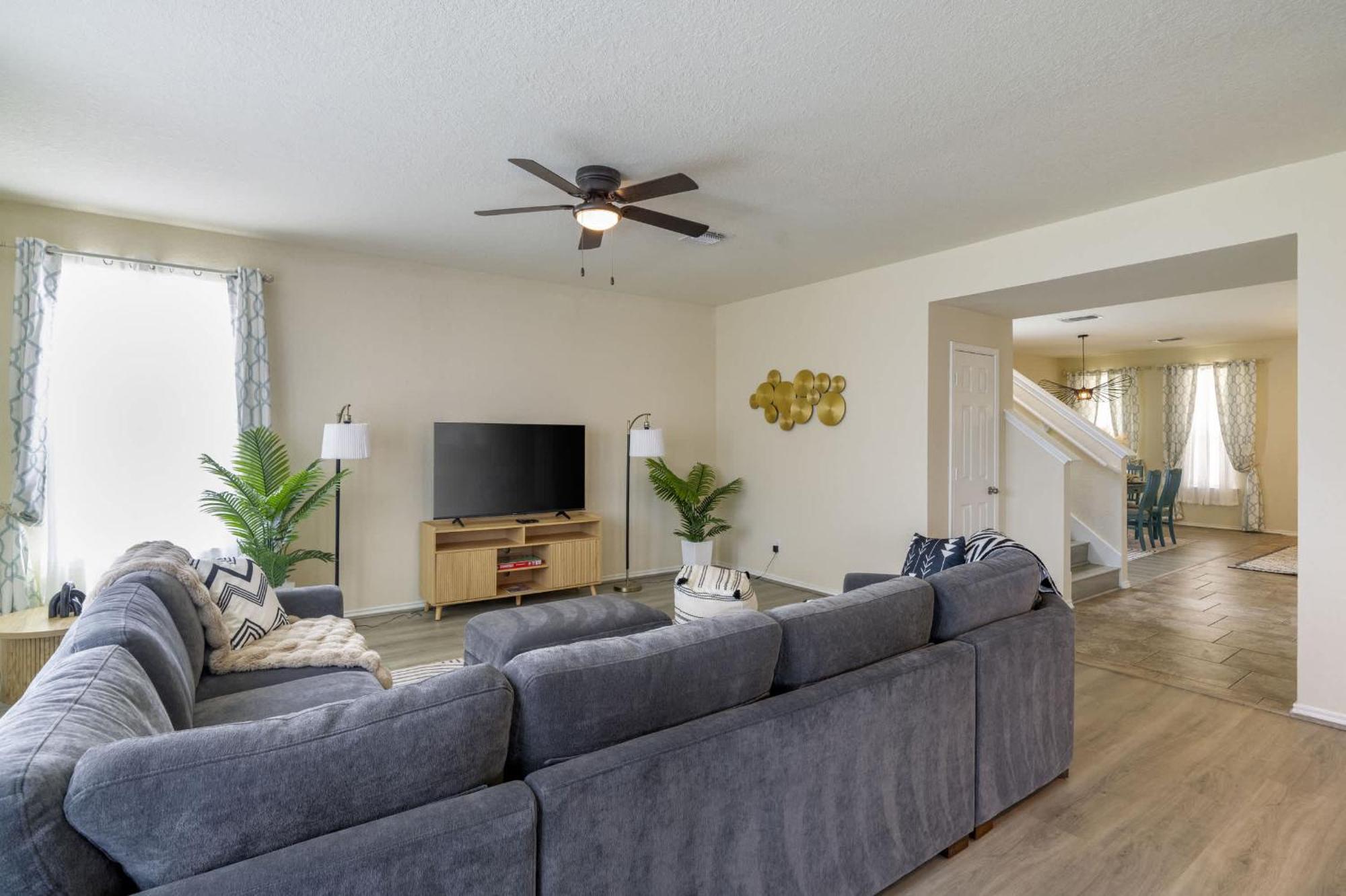 Family-perfect 4br House - Fenced Yard & Style Сasa de vacaciones