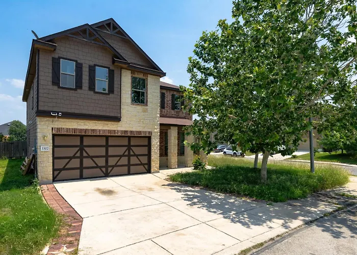 Family-Perfect 4Br House - Fenced Yard & Style