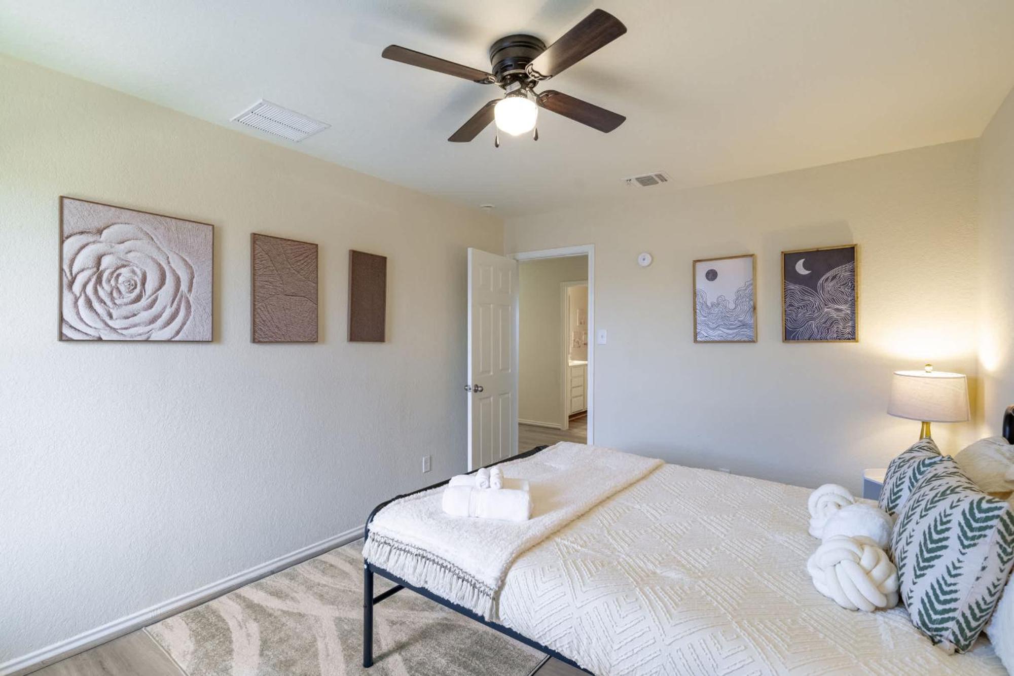 Family-perfect 4br House - Fenced Yard & Style San Antonio
