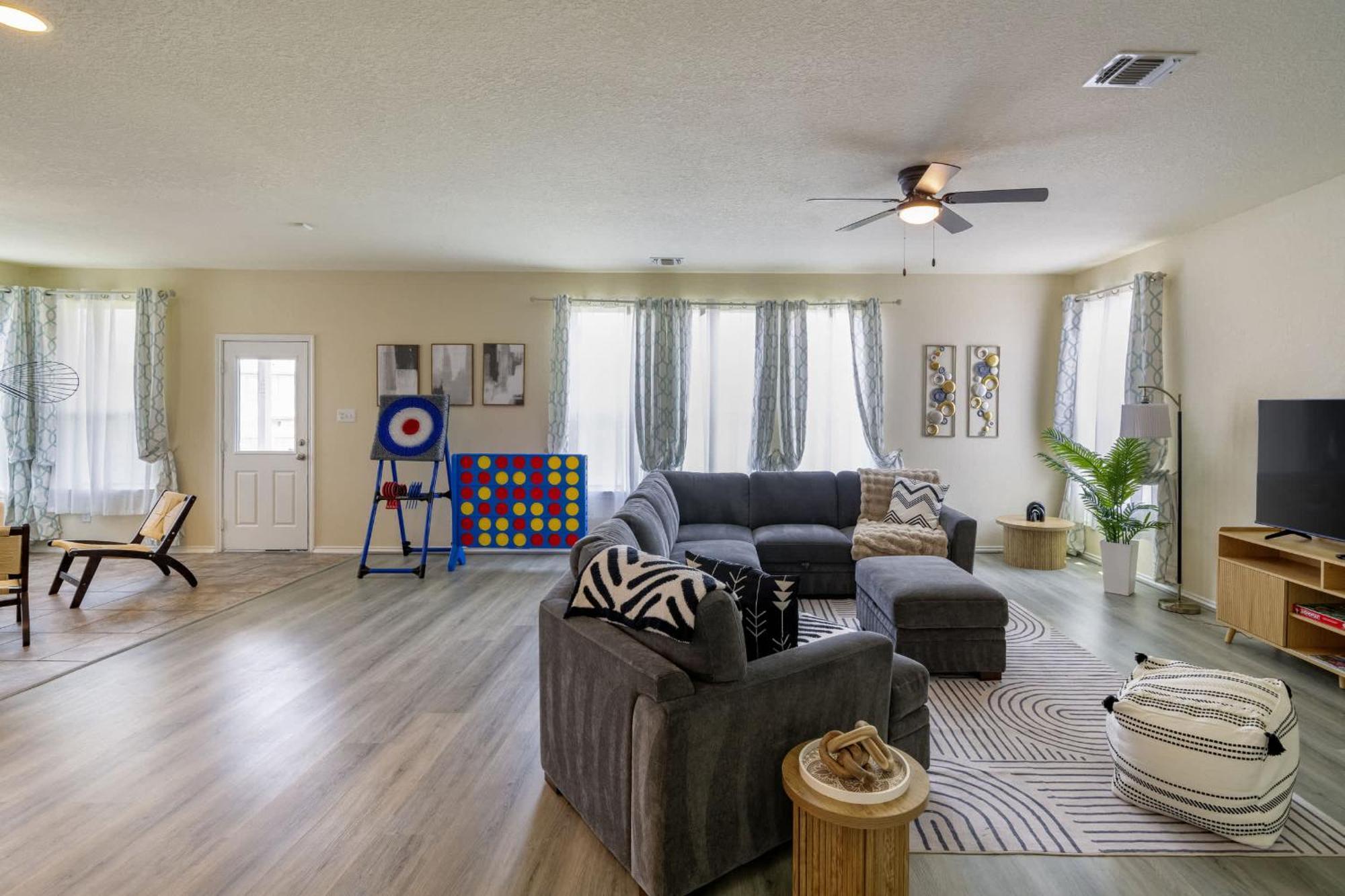 Family-perfect 4br House - Fenced Yard & Style Holiday home *