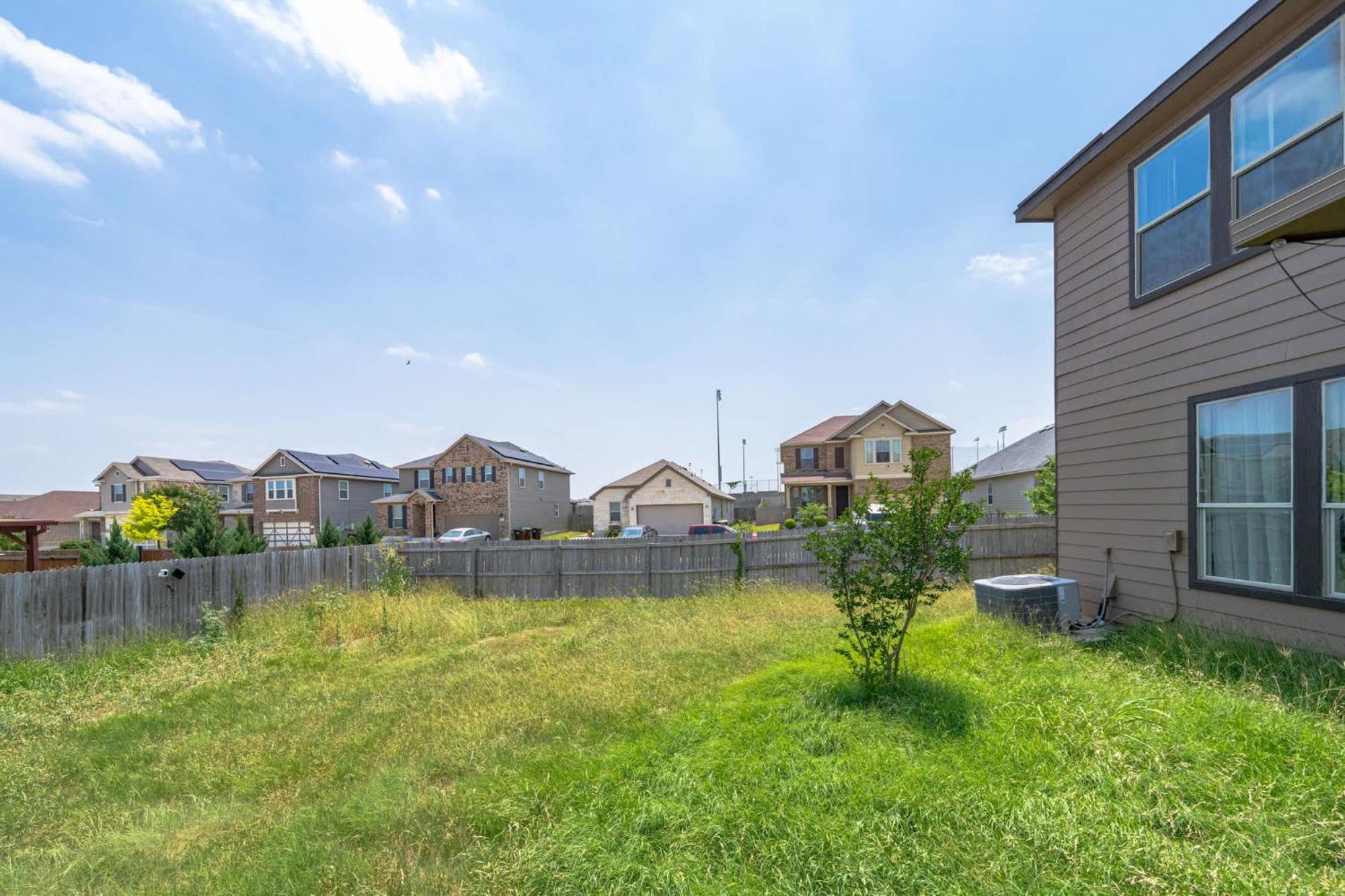 Family-perfect 4br House - Fenced Yard & Style *
