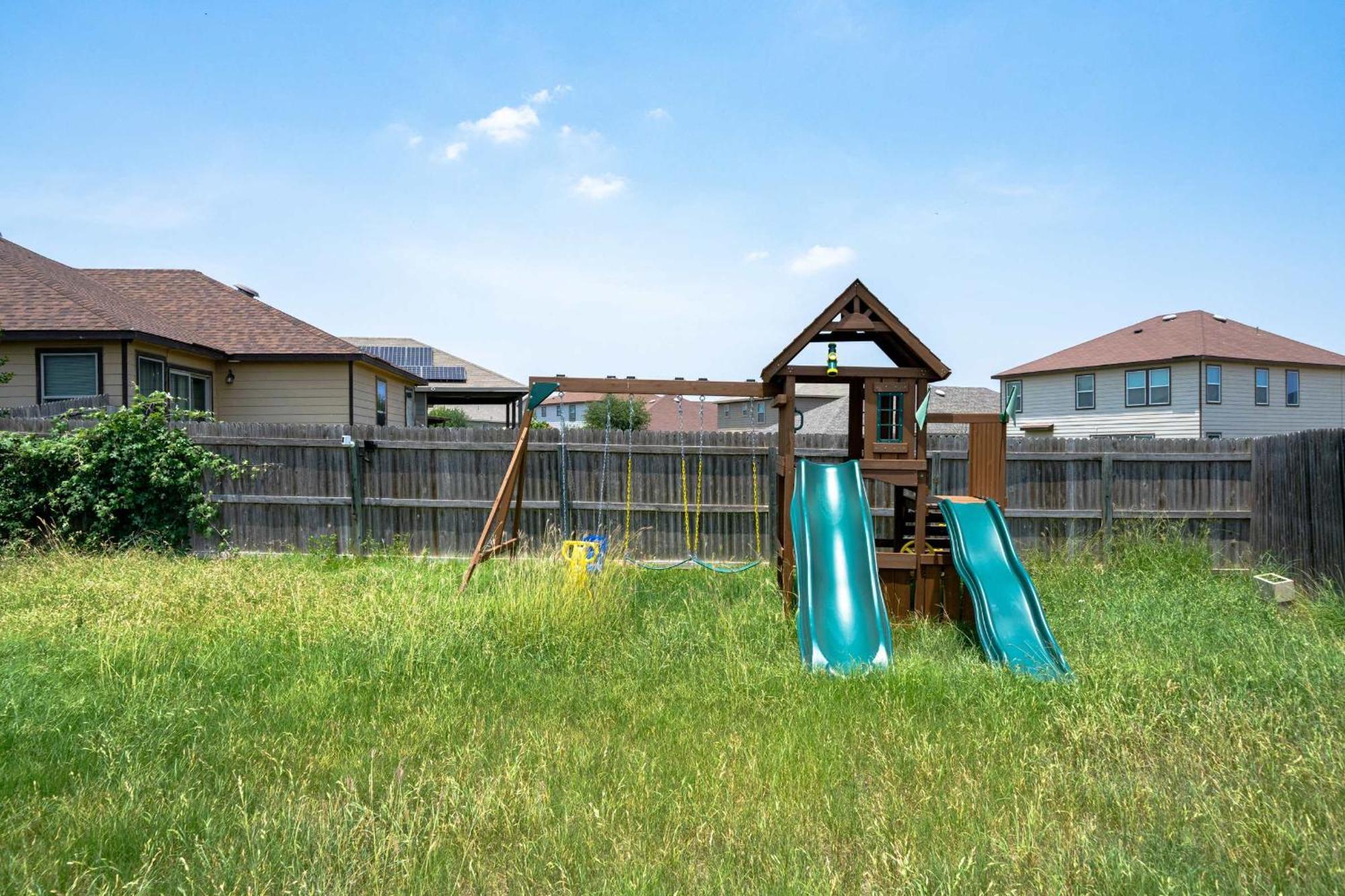 Holiday home Family-perfect 4br House - Fenced Yard & Style *