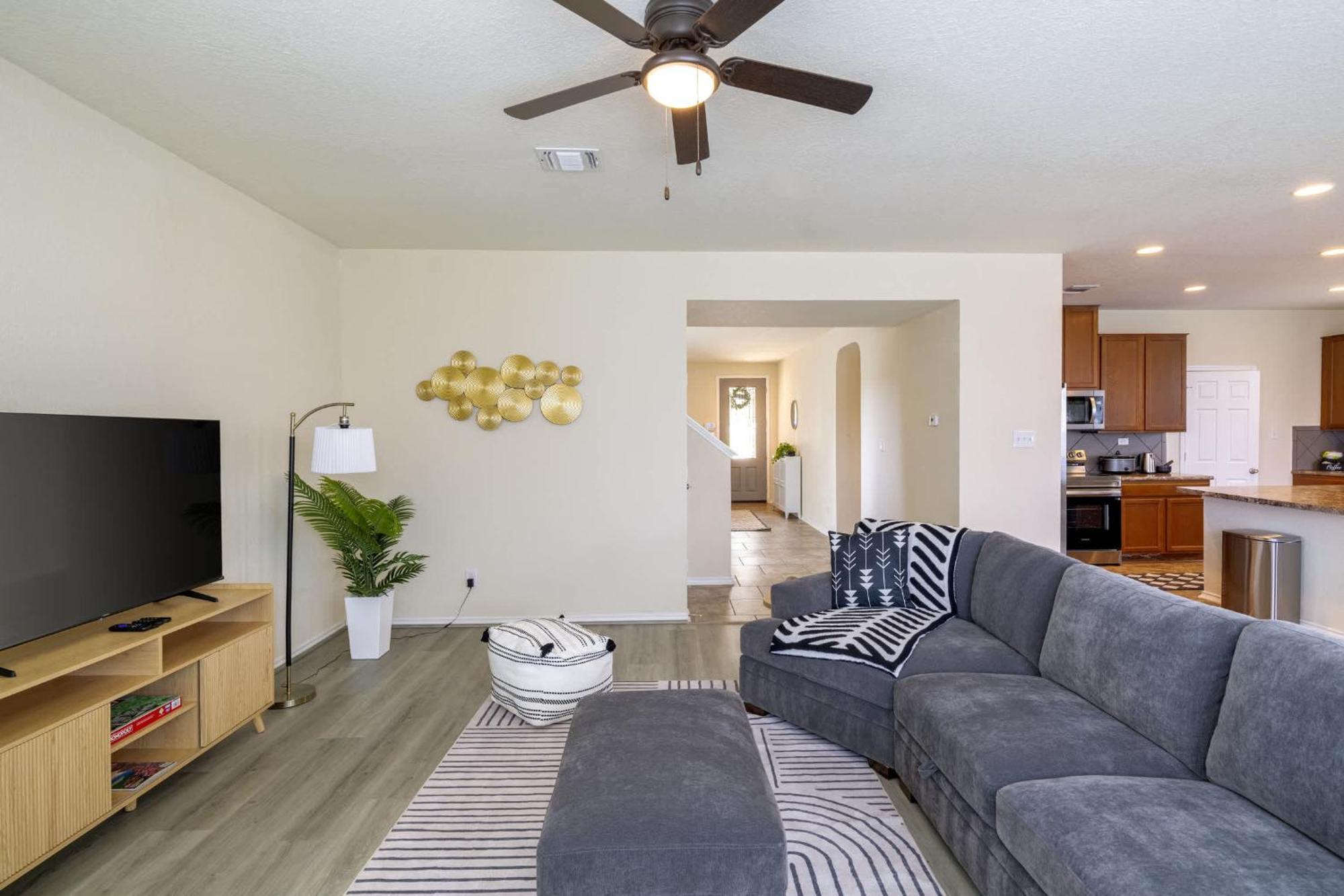Family-perfect 4br House - Fenced Yard & Style