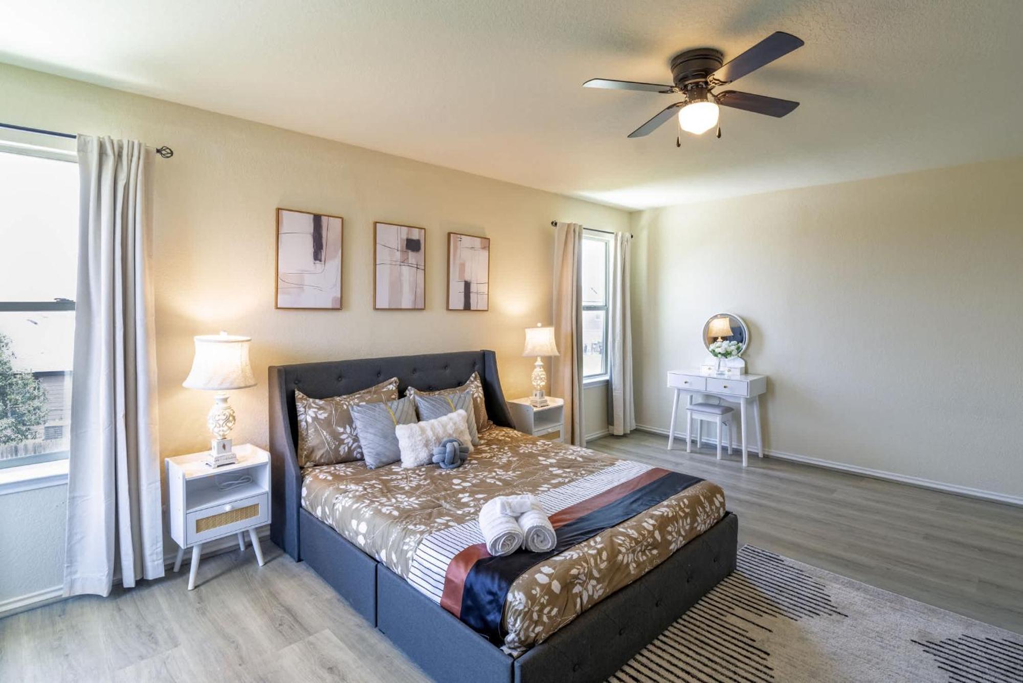 Holiday home Family-perfect 4br House - Fenced Yard & Style